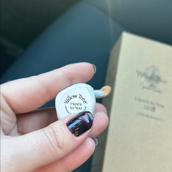 🆕🎈”Here’s to You 2026” Willow Tree Decorative Figurine with Balloon 🎈 - Picture 7 of 8